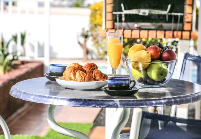 Villa en Playa Blanca - Relax and Sea Views Las Coloradas - Piscina privada con BBQ By Lanzarote Vacation Homes Villa en Playa Blanca - Relax and Sea Views Las Coloradas - Piscina privada con BBQ By Lanzarote Vacation Homes