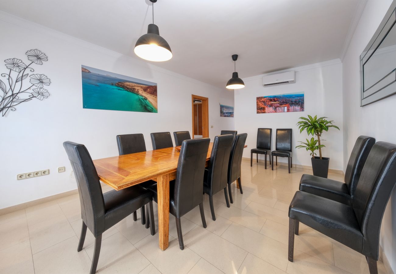 Villa en Playa Blanca - Villa Flavia - Piscina Privada, Jacuzzi, BBQ y Sala de Juegos By Lanzarote Vacation Homes