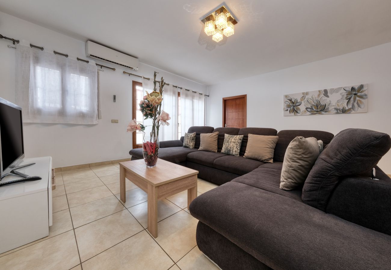 Villa en Playa Blanca - Villa Flavia - Piscina Privada, Jacuzzi, BBQ y Sala de Juegos By Lanzarote Vacation Homes