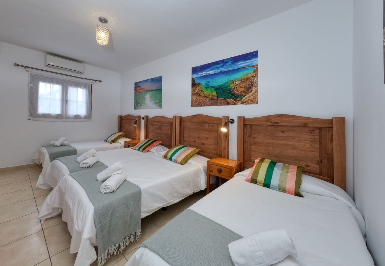 Villa en Playa Blanca - Villa Flavia - Piscina Privada, Jacuzzi, BBQ y Sala de Juegos By Lanzarote Vacation Homes