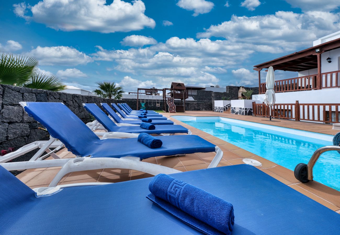 Villa en Playa Blanca - Villa Flavia - Piscina Privada, Jacuzzi, BBQ y Sala de Juegos By Lanzarote Vacation Homes