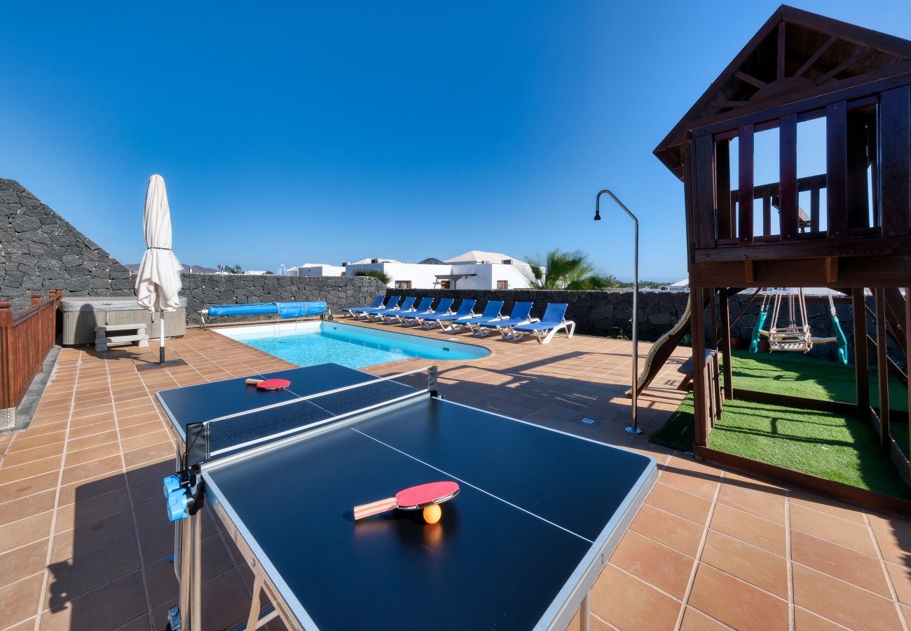 Villa en Playa Blanca - Villa Flavia - Piscina Privada, Jacuzzi, BBQ y Sala de Juegos By Lanzarote Vacation Homes