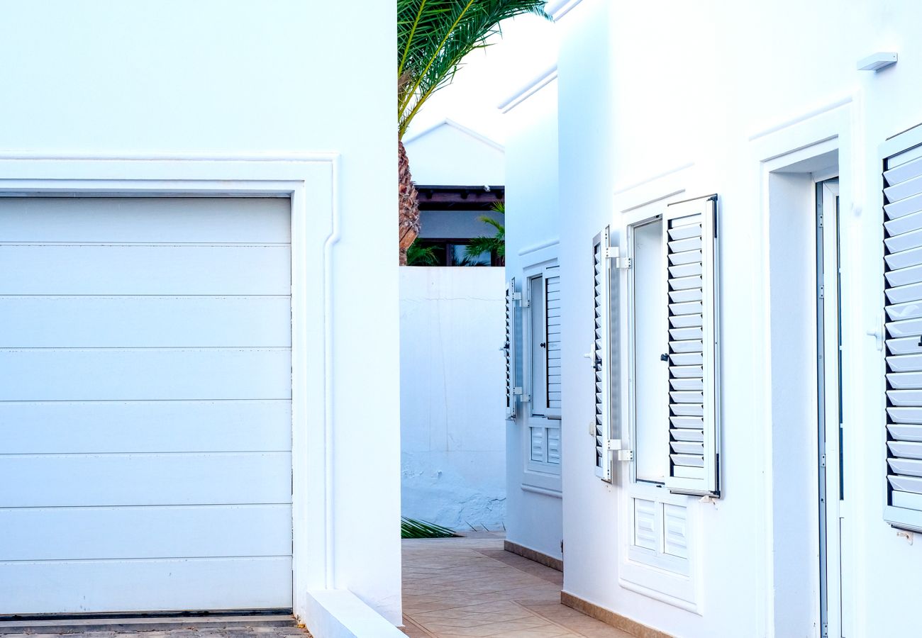 Villa en Puerto Calero - Villa Mar Azul Puerto Calero - Piscina privada y BBQ By Lanzarote Vacation Homes