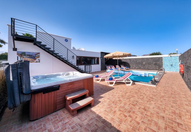 Villa en Playa Blanca - Villa Aurelia - Piscina privada, Jacuzzi, BBQ y Ping-Pong By Lanzarote Vacation Homes Villa en Playa Blanca - Villa Aurelia - Piscina privada, Jacuzzi, BBQ y Ping-Pong By Lanzarote Vacation Homes