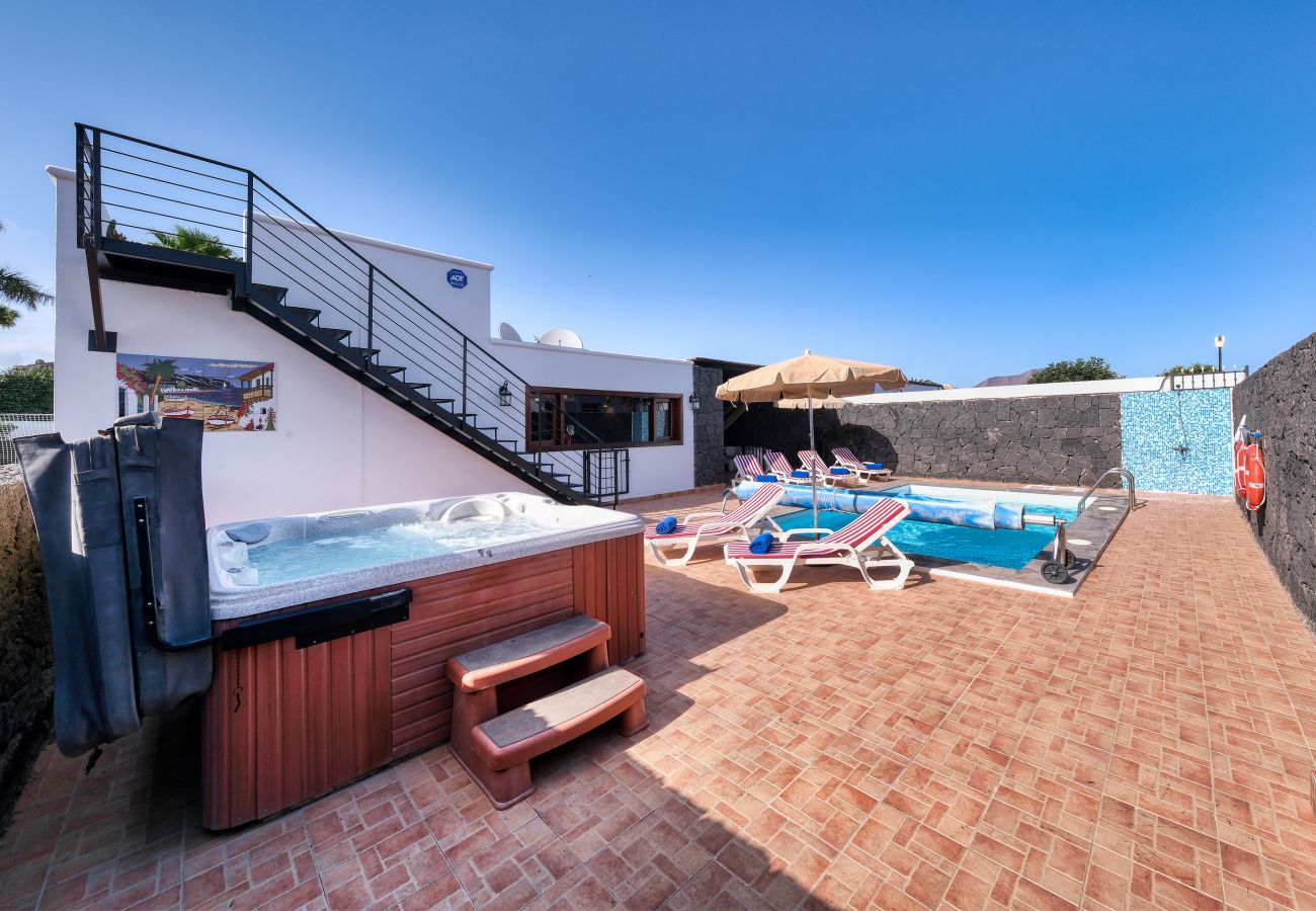 Villa en Playa Blanca - Villa Aurelia - Piscina privada, Jacuzzi, BBQ y Ping-Pong By Lanzarote Vacation Homes Villa en Playa Blanca - Villa Aurelia - Piscina privada, Jacuzzi, BBQ y Ping-Pong By Lanzarote Vacation Homes