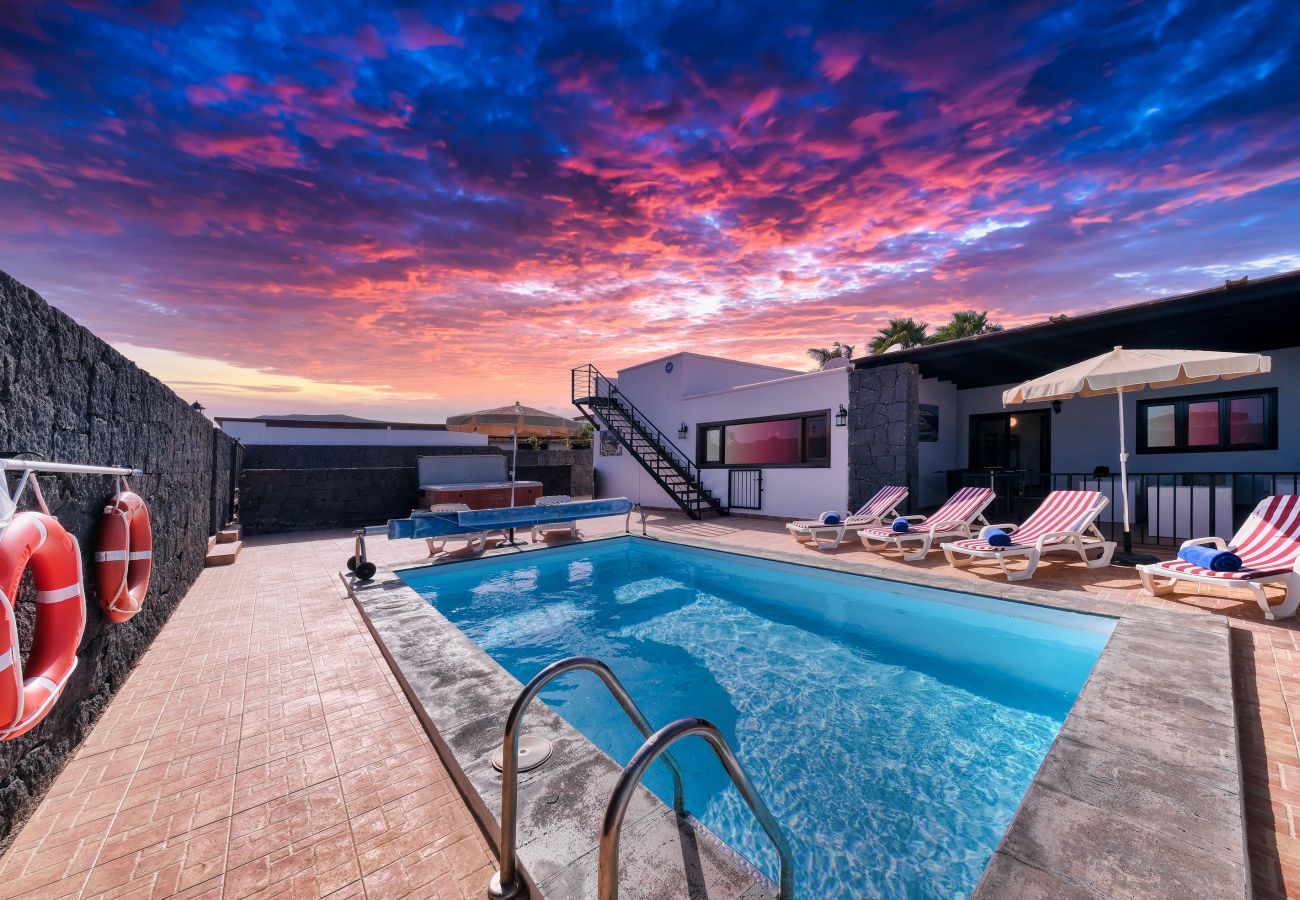 Villa en Playa Blanca - Villa Aurelia - Piscina privada, Jacuzzi, BBQ y Ping-Pong By Lanzarote Vacation Homes Villa en Playa Blanca - Villa Aurelia - Piscina privada, Jacuzzi, BBQ y Ping-Pong By Lanzarote Vacation Homes