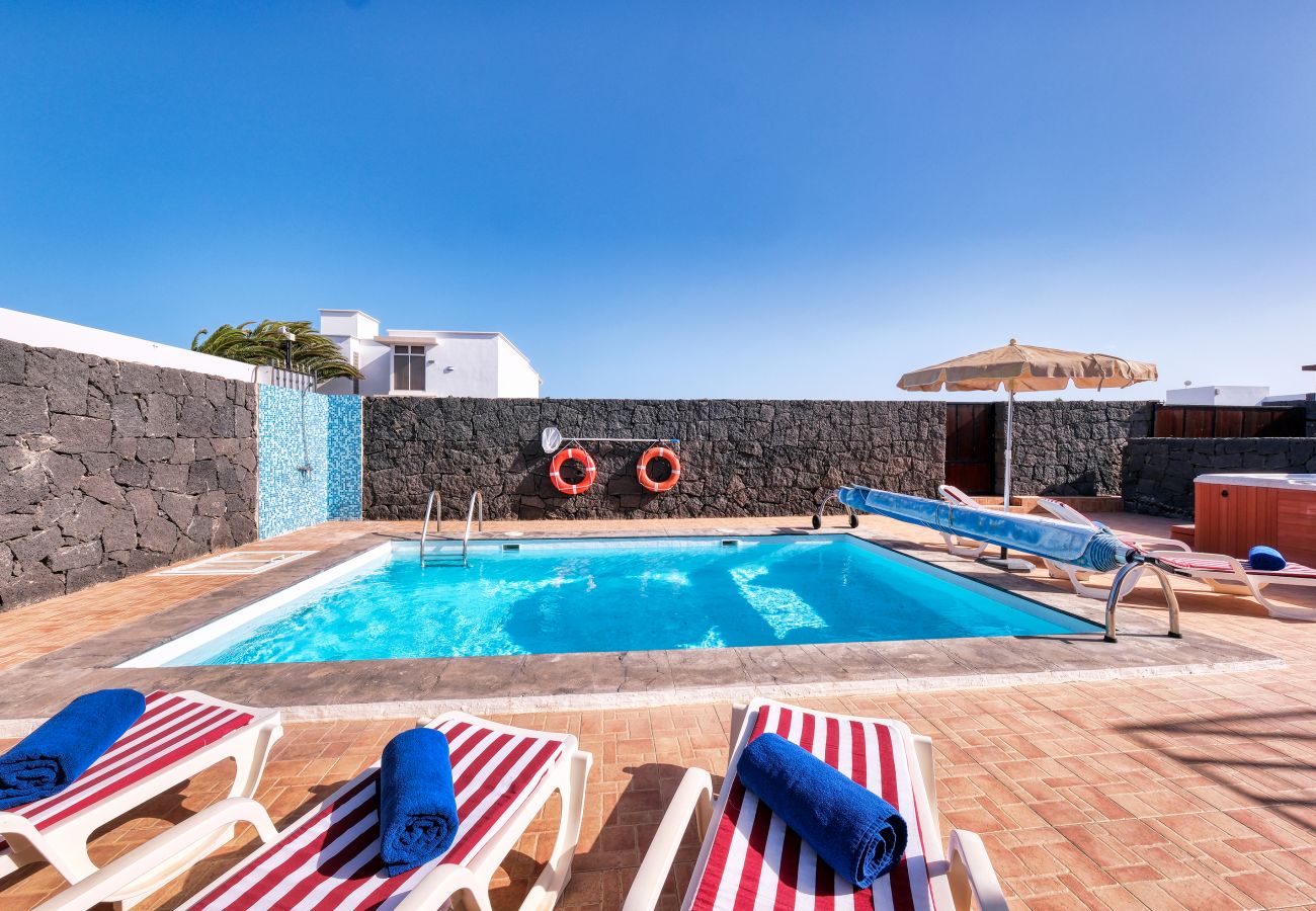 Villa en Playa Blanca - Villa Aurelia - Piscina privada, Jacuzzi, BBQ y Ping-Pong By Lanzarote Vacation Homes Villa en Playa Blanca - Villa Aurelia - Piscina privada, Jacuzzi, BBQ y Ping-Pong By Lanzarote Vacation Homes