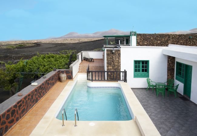 Casa en Yaiza - Casa Diama 1: vista a la Geria y piscina compartida  Casa en Yaiza - Casa Diama 1: vista a la Geria y piscina compartida