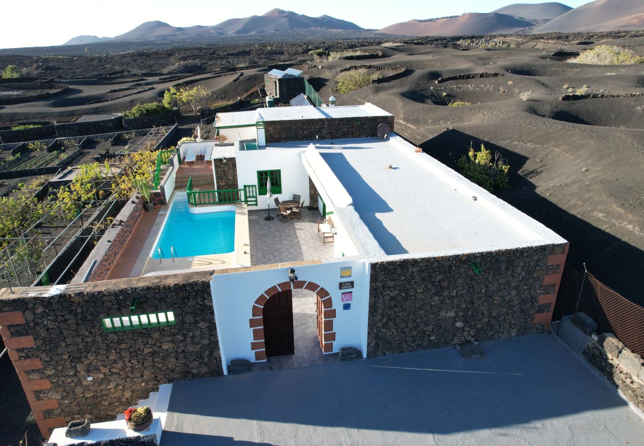 Casa en Yaiza - Casa Diama 1: vista a la Geria y piscina compartida  Casa en Yaiza - Casa Diama 1: vista a la Geria y piscina compartida