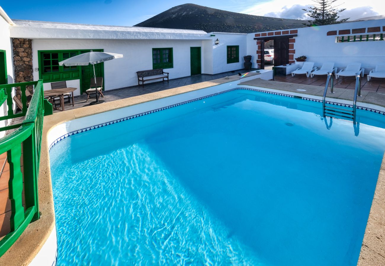 Casa en Yaiza - Casa Diama 1: vista a la Geria y piscina compartida  Casa en Yaiza - Casa Diama 1: vista a la Geria y piscina compartida