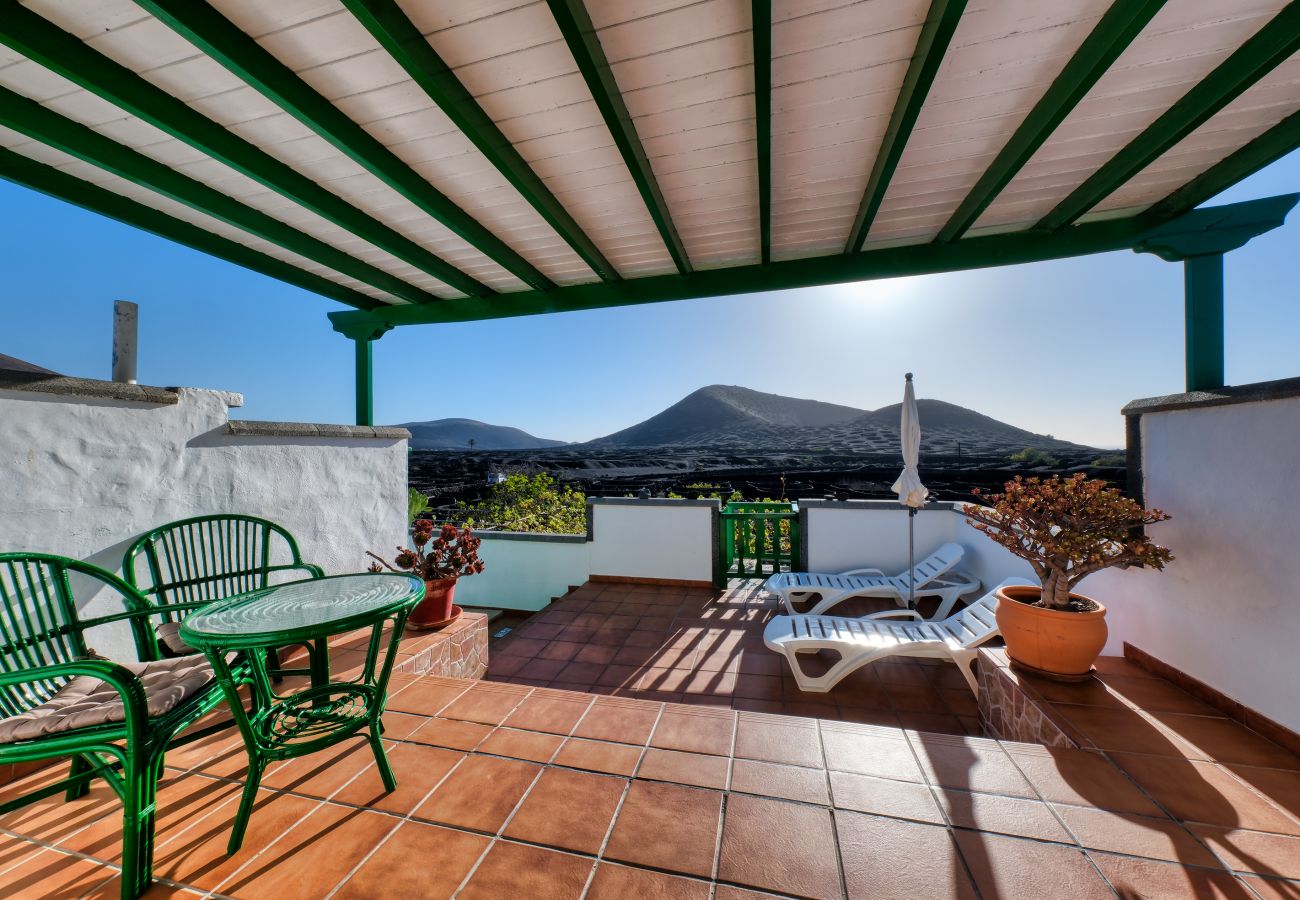 Casa en Yaiza - Casa Diama 2: vista a la Geria y piscina compartida  Casa en Yaiza - Casa Diama 2: vista a la Geria y piscina compartida