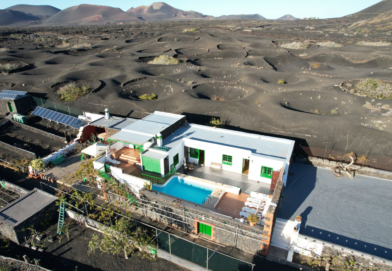 Casa en Yaiza - Casa Diama 2: vista a la Geria y piscina compartida  Casa en Yaiza - Casa Diama 2: vista a la Geria y piscina compartida
