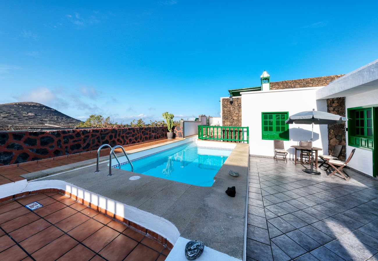 Casa en Yaiza - Casa Diama 2: vista a la Geria y piscina compartida  Casa en Yaiza - Casa Diama 2: vista a la Geria y piscina compartida