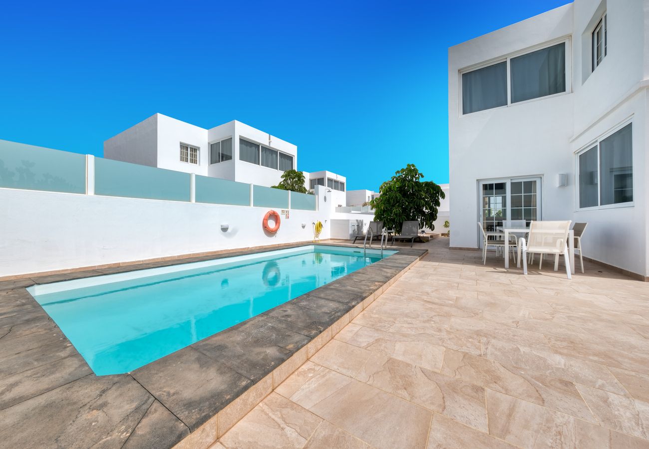 Casa en Playa Blanca - Lanzarote 2 - Piscina, AACC y BBQ By LVH
