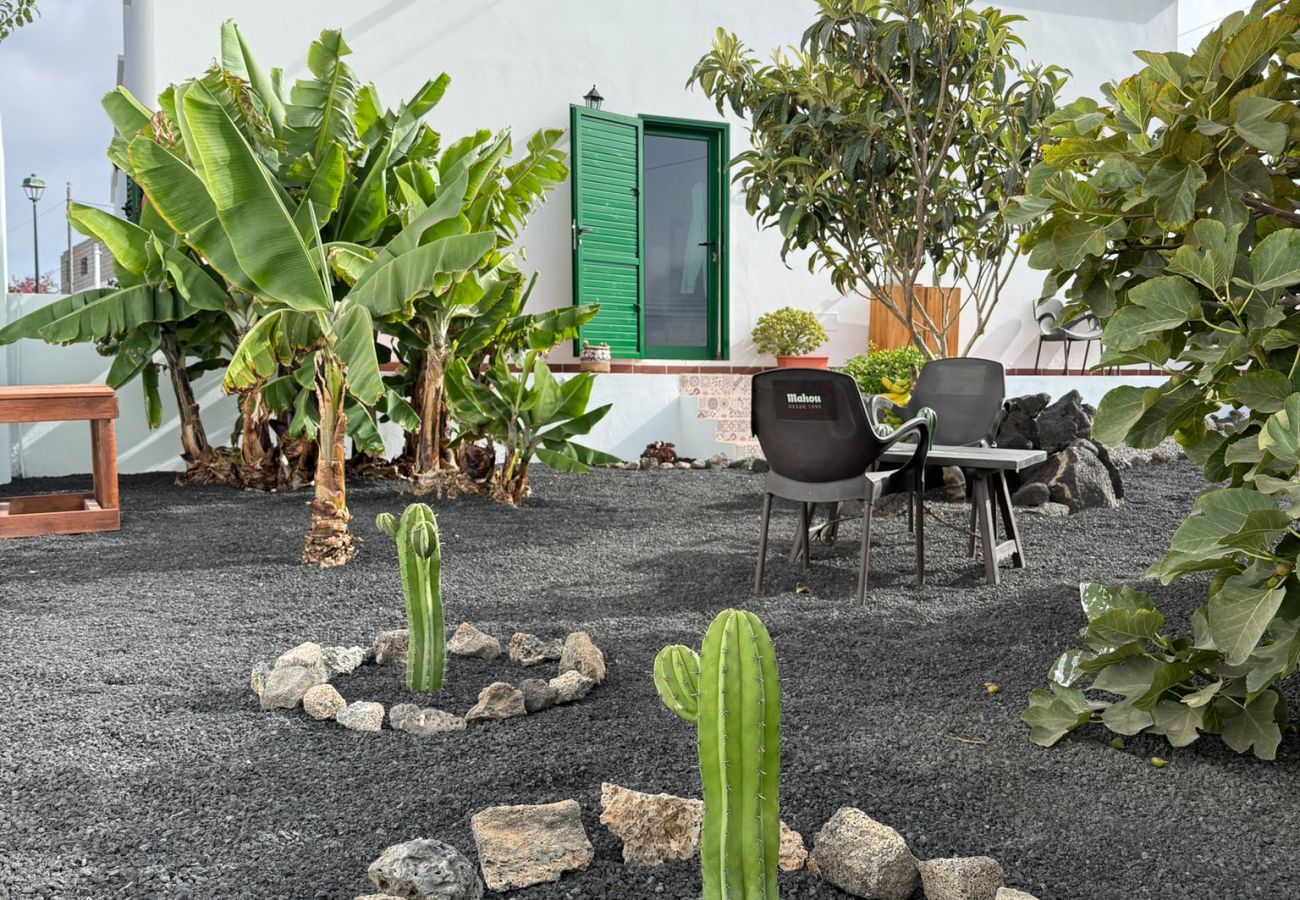 Casa en Tinajo - NoPasaNada: apartmento privado el Hierro, vistas al jardín