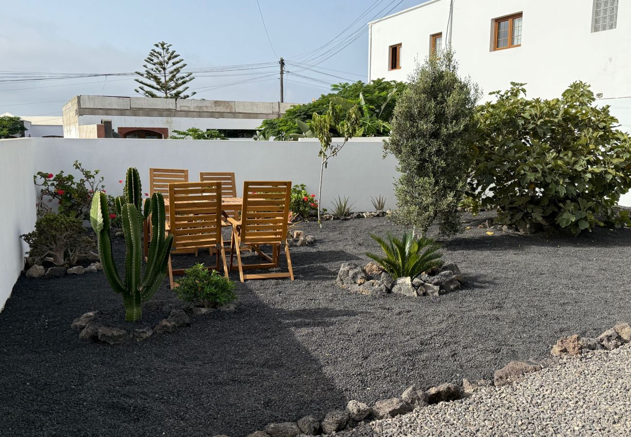 Casa en Tinajo - NoPasaNada: apartmento privado el Hierro, vistas al jardín