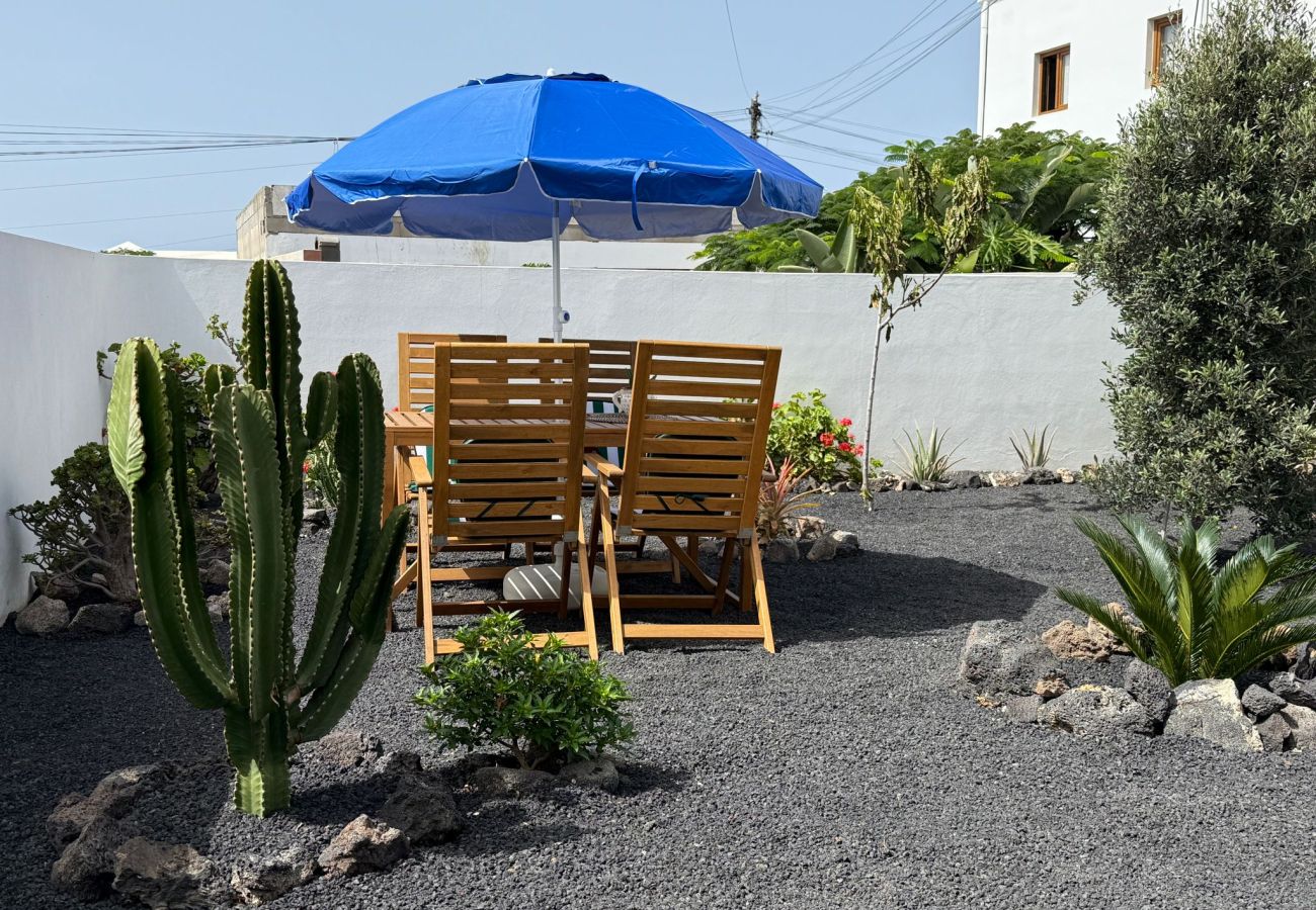 Casa en Tinajo - NoPasaNada: apartmento privado el Hierro, vistas al jardín