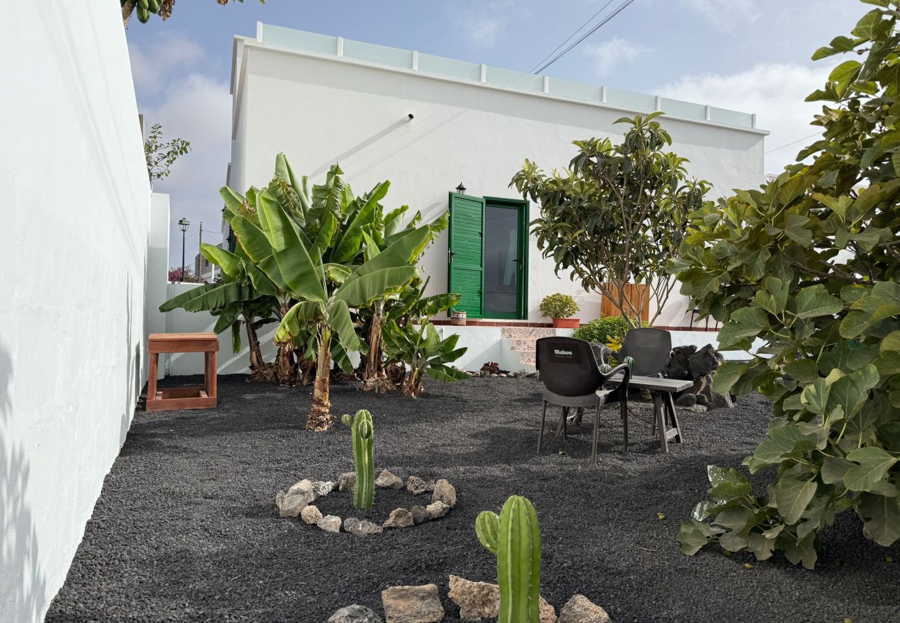 Casa en Tinajo - NoPasaNada: apartmento privado el Hierro, vistas al jardín