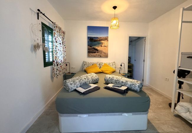  en Tinajo - Casa NoPasaNada: habitación La Palma con baño privado 