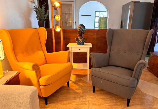 Alquiler por habitaciones en Tinajo - Casa NoPasaNada: habitación La Gomera con baño privado exterior Alquiler por habitaciones en Tinajo - Casa NoPasaNada: habitación La Gomera con baño privado exterior