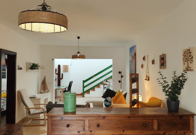 Alquiler por habitaciones en Tinajo - Casa NoPasaNada: habitación La Gomera con baño privado exterior Alquiler por habitaciones en Tinajo - Casa NoPasaNada: habitación La Gomera con baño privado exterior