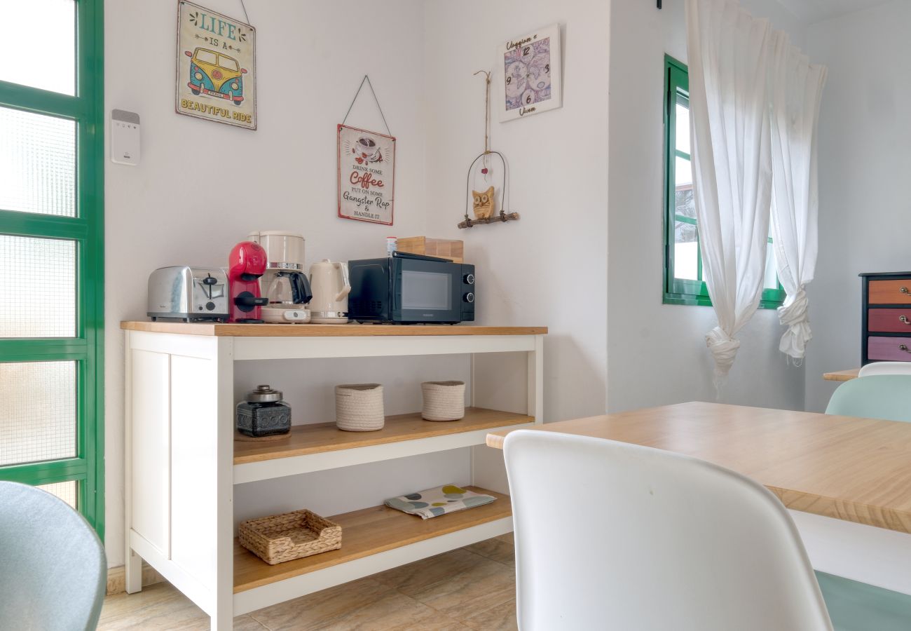 Alquiler por habitaciones en Tinajo - Casa NoPasaNada: habitación La Gomera con baño privado exterior