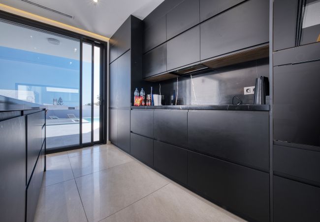 Villa en Puerto Calero - White House - Hoguera y piscina privada By Lanzarote Vacation Homes Villa en Puerto Calero - White House - Hoguera y piscina privada By Lanzarote Vacation Homes