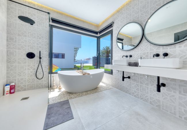 Villa en Puerto Calero - White House - Hoguera y piscina privada By Lanzarote Vacation Homes Villa en Puerto Calero - White House - Hoguera y piscina privada By Lanzarote Vacation Homes