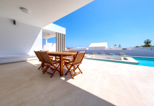 Villa en Puerto Calero - White House - Hoguera y piscina privada By Lanzarote Vacation Homes Villa en Puerto Calero - White House - Hoguera y piscina privada By Lanzarote Vacation Homes