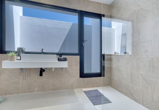 Villa en Puerto Calero - White House - Hoguera y piscina privada By Lanzarote Vacation Homes Villa en Puerto Calero - White House - Hoguera y piscina privada By Lanzarote Vacation Homes