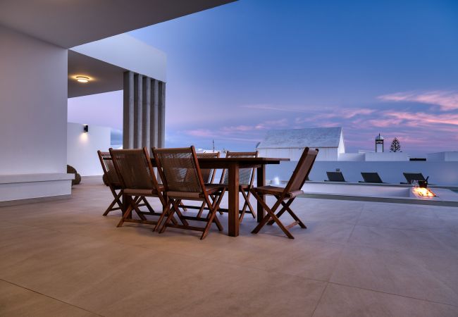 Villa en Puerto Calero - White House - Hoguera y piscina privada By Lanzarote Vacation Homes Villa en Puerto Calero - White House - Hoguera y piscina privada By Lanzarote Vacation Homes