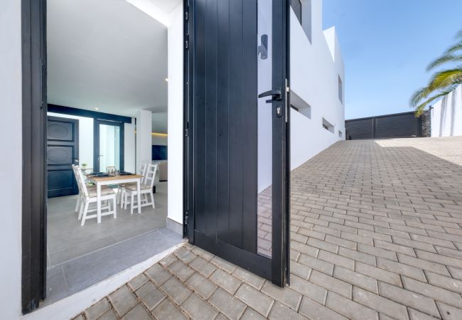 Villa en Puerto Calero - White House - Hoguera y piscina privada By Lanzarote Vacation Homes Villa en Puerto Calero - White House - Hoguera y piscina privada By Lanzarote Vacation Homes