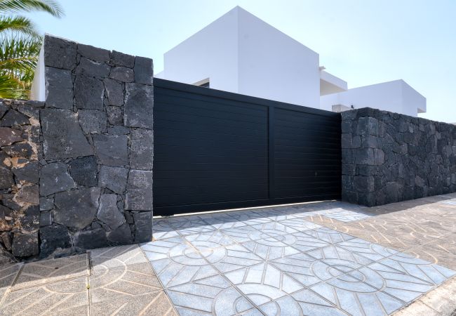 Villa en Puerto Calero - White House - Hoguera y piscina privada By Lanzarote Vacation Homes Villa en Puerto Calero - White House - Hoguera y piscina privada By Lanzarote Vacation Homes