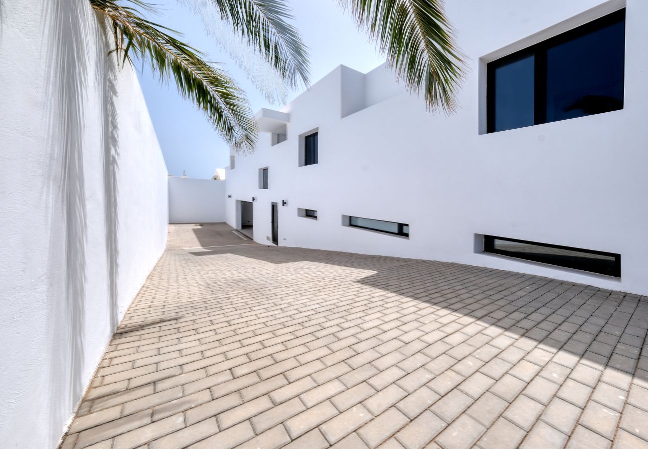 Villa en Puerto Calero - White House - Hoguera y piscina privada By Lanzarote Vacation Homes Villa en Puerto Calero - White House - Hoguera y piscina privada By Lanzarote Vacation Homes