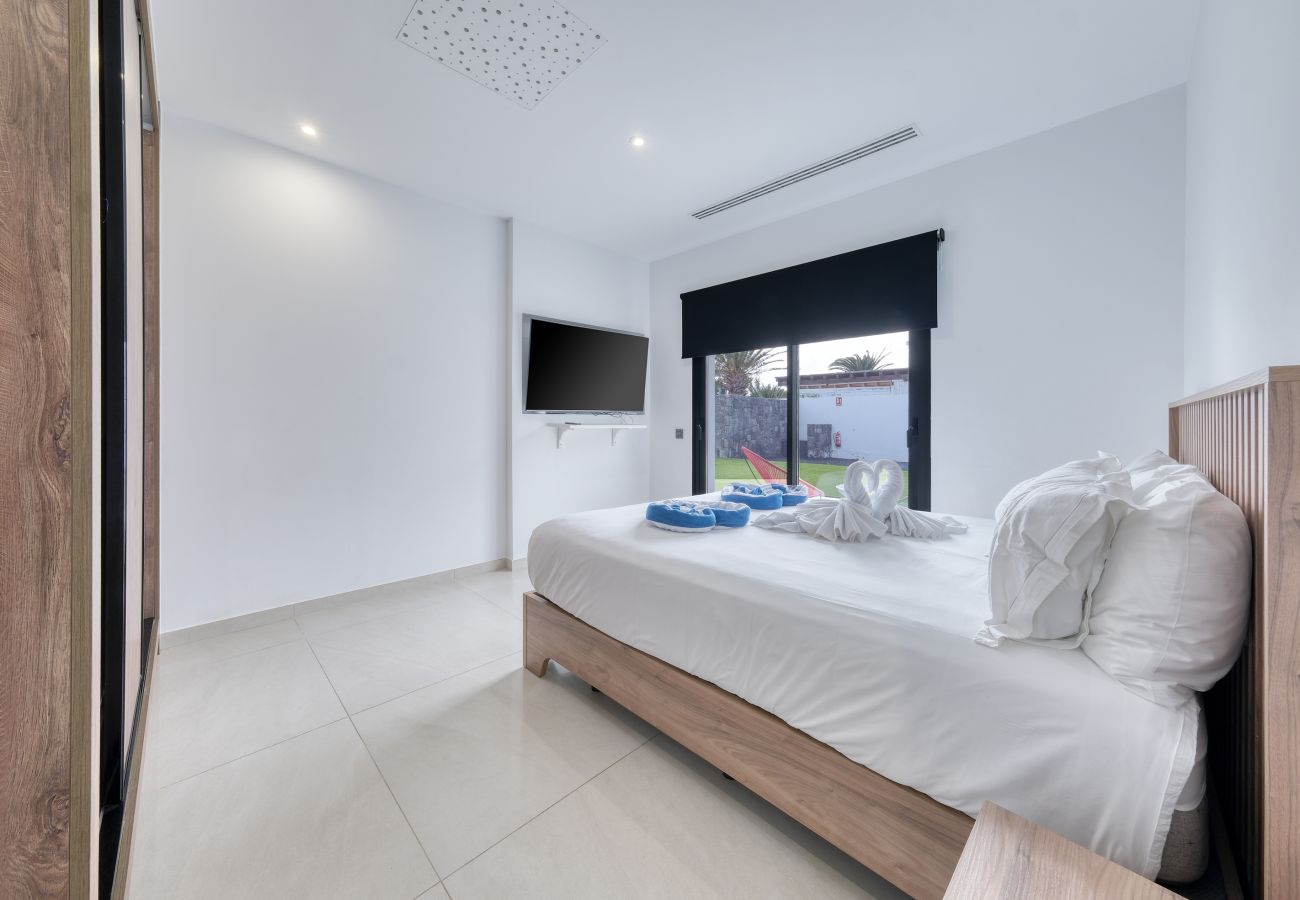 Villa en Puerto Calero - White House - Hoguera y piscina privada By Lanzarote Vacation Homes