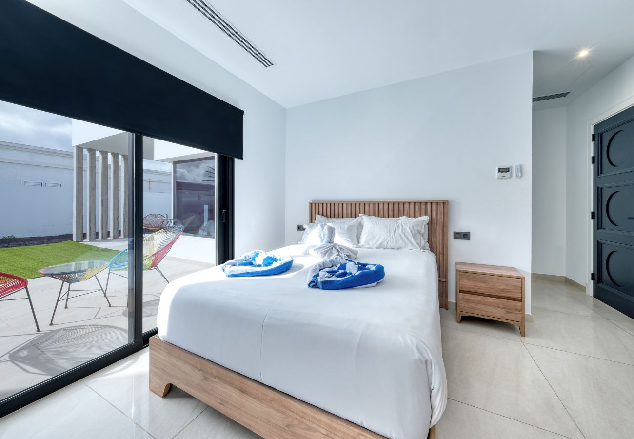 Villa en Puerto Calero - White House - Hoguera y piscina privada By Lanzarote Vacation Homes