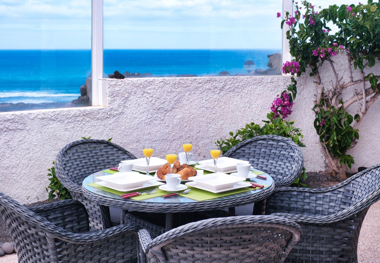 Casa en  Famara - Casa Buenavista 127 • Pool • Ocean views • Beach 2 min • LVH