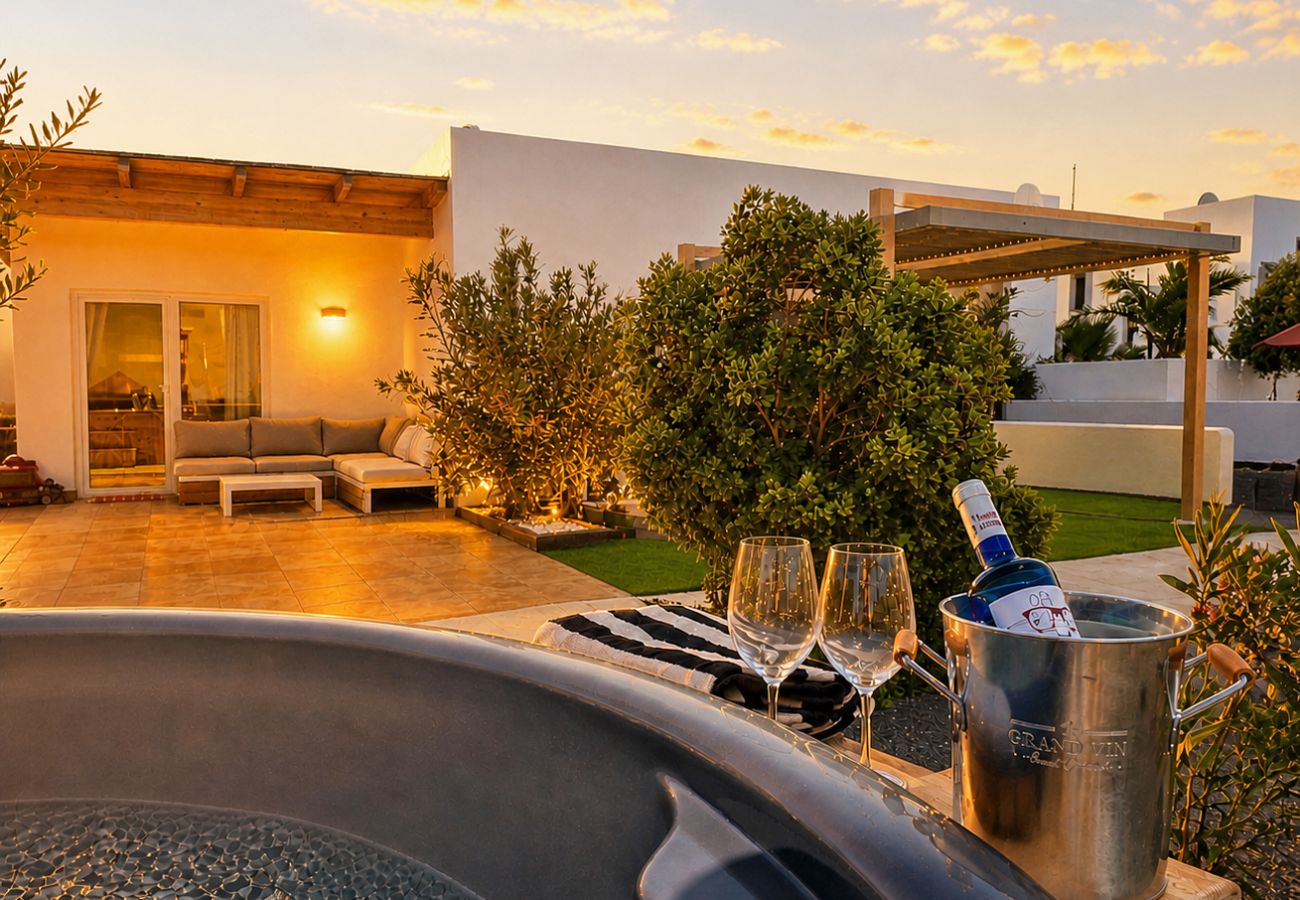 Casa en Costa Teguise - Chalet Emily - Alpine Chic • Jacuzzi • BBQ 