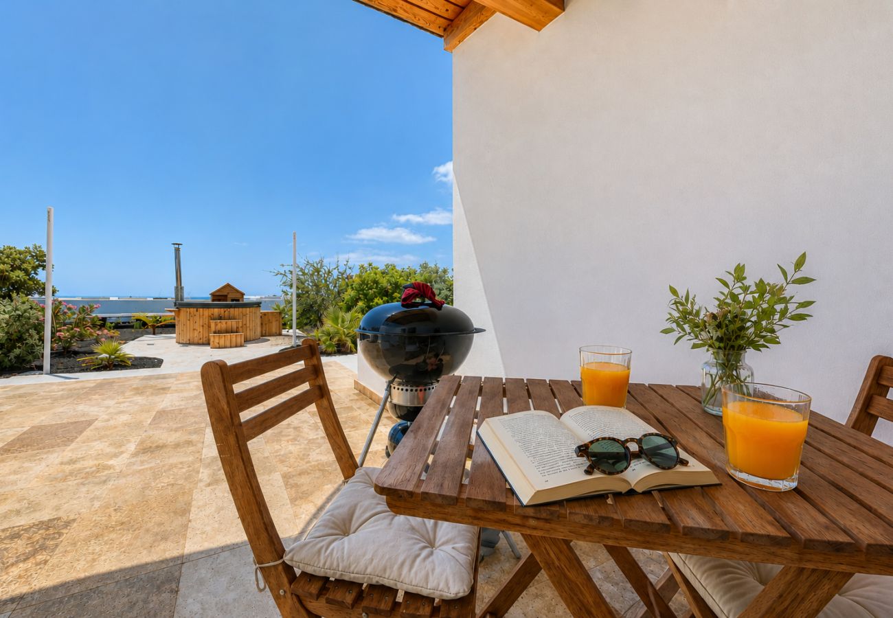 Casa en Costa Teguise - Chalet Emily - Alpine Chic • Jacuzzi • BBQ 