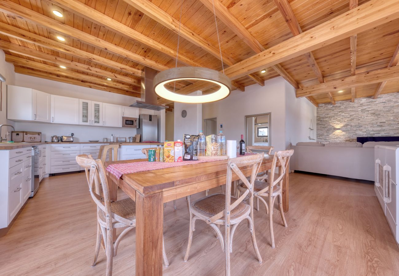 Casa en Costa Teguise - Chalet Emily - Alpine Chic • Jacuzzi • BBQ 