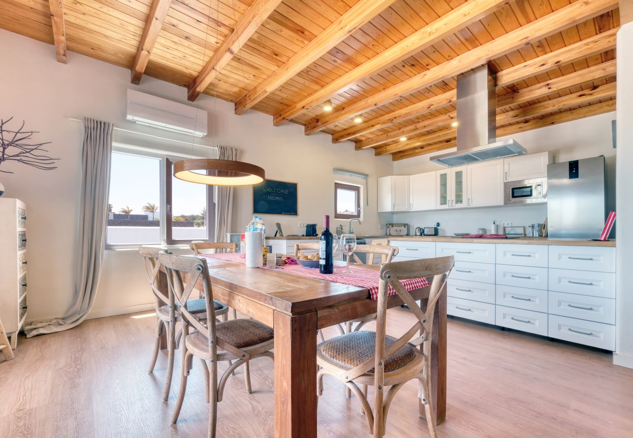 Casa en Costa Teguise - Chalet Emily - Alpine Chic • Jacuzzi • BBQ 