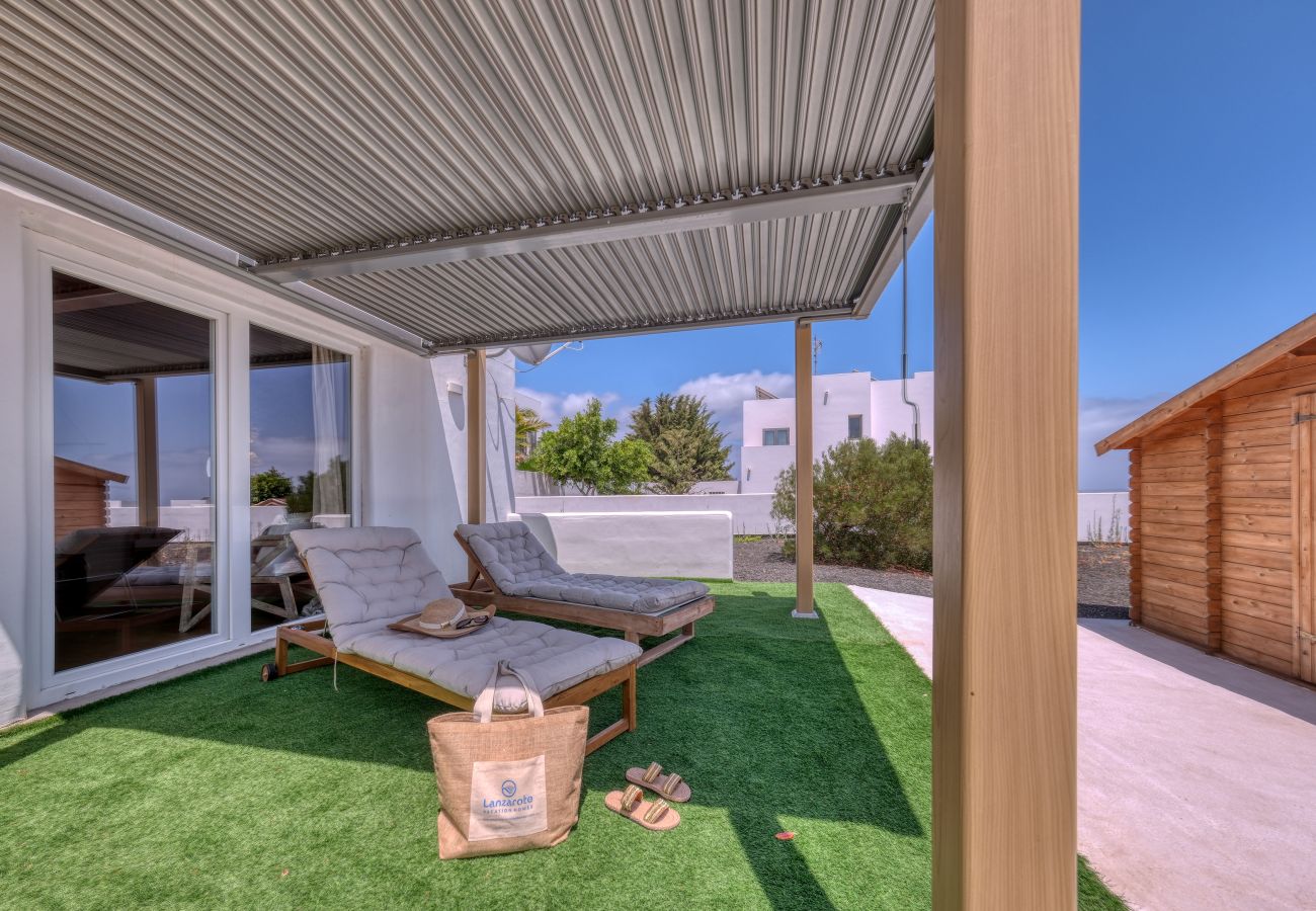 Casa en Costa Teguise - Chalet Emily - Alpine Chic • Jacuzzi • BBQ 