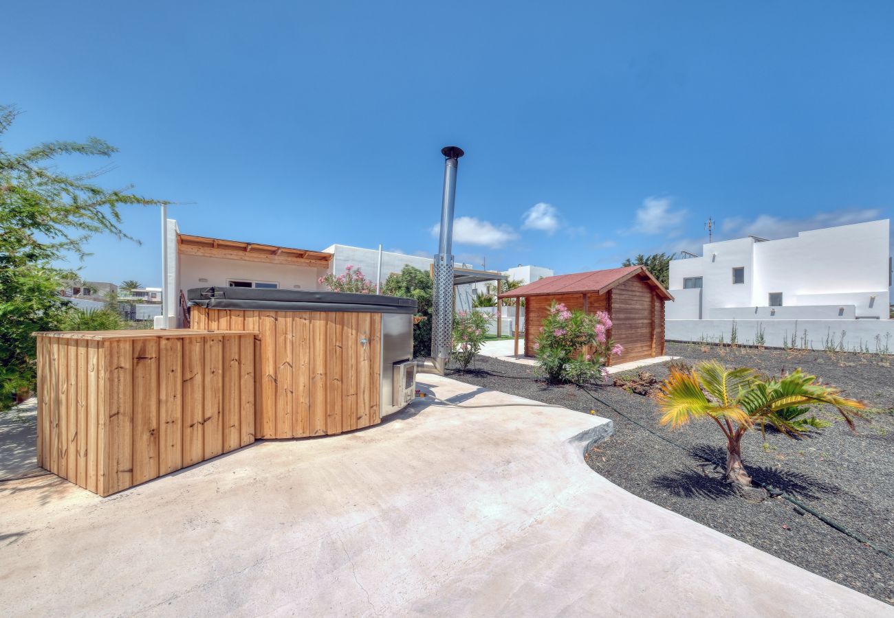 Casa en Costa Teguise - Chalet Emily - Alpine Chic • Jacuzzi • BBQ 