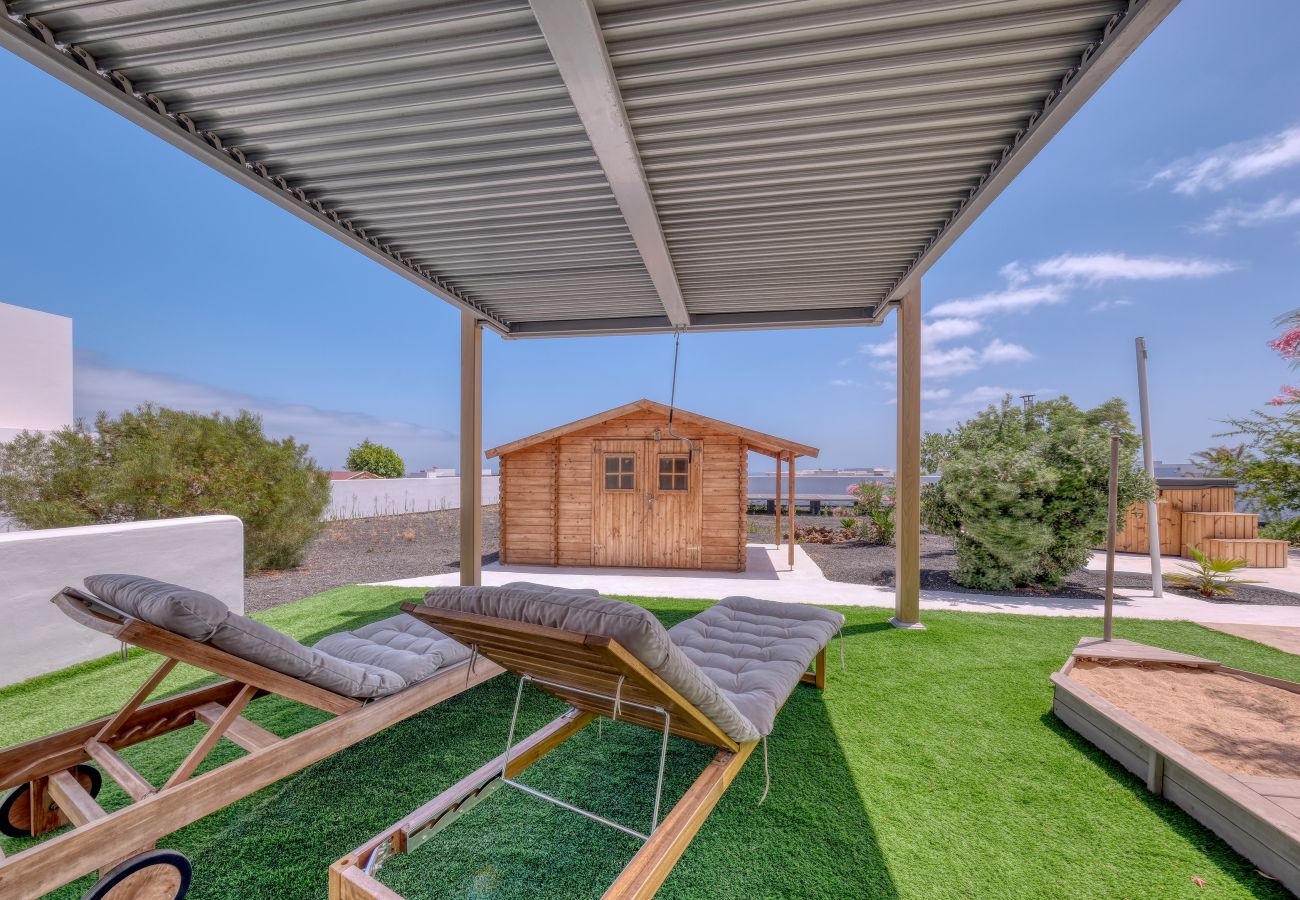 Casa en Costa Teguise - Chalet Emily - Alpine Chic • Jacuzzi • BBQ 