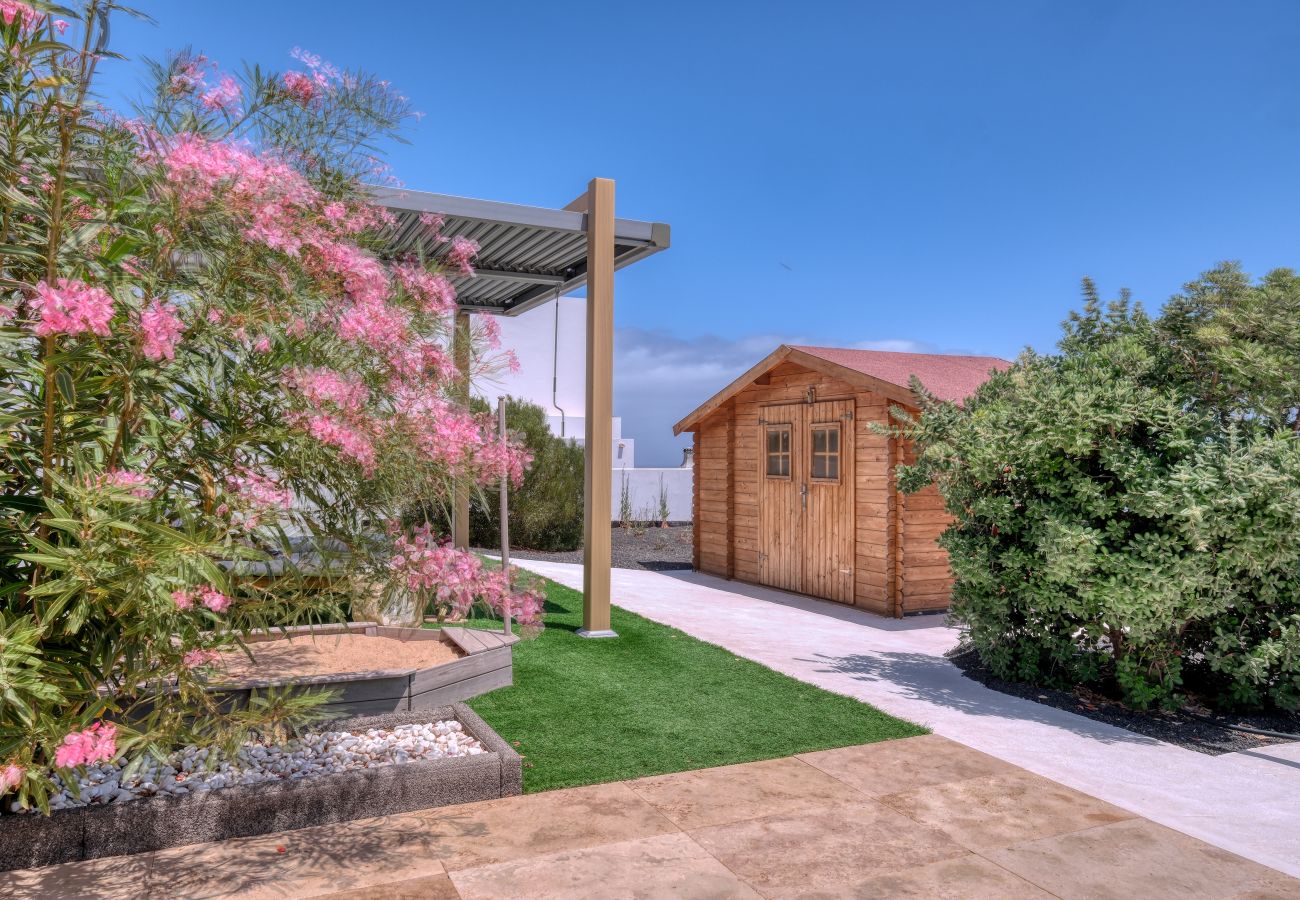 Casa en Costa Teguise - Chalet Emily - Alpine Chic • Jacuzzi • BBQ 