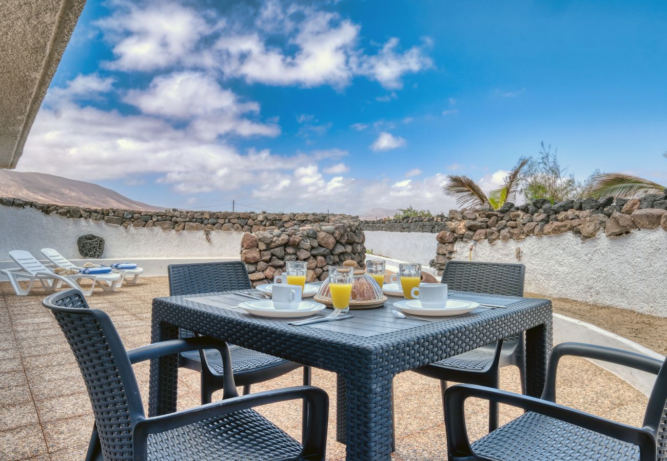Casa en  Famara - First Line of the Sea • Vista Mar • Playa 1 min