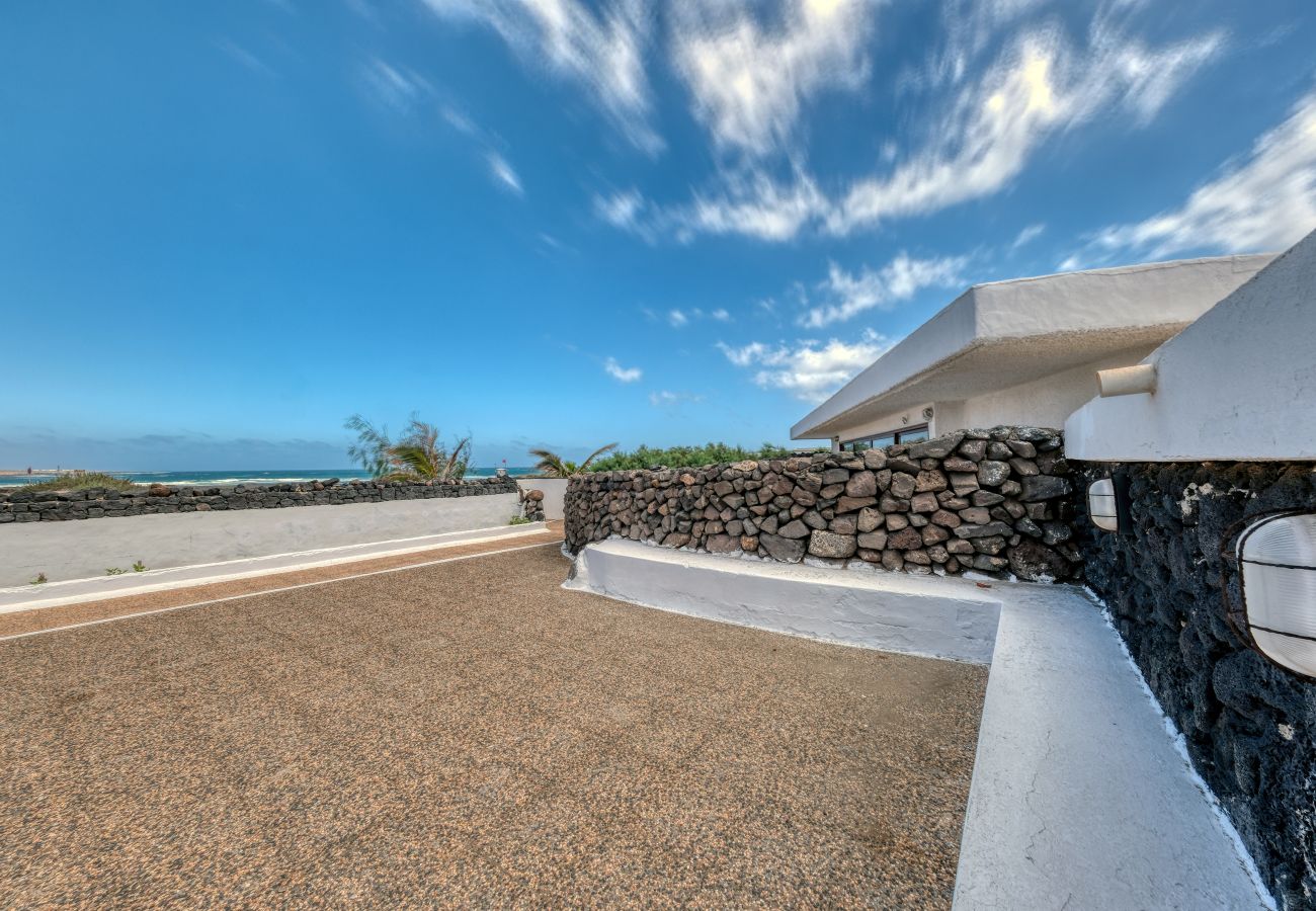 Casa en  Famara - First Line of the Sea • Vista Mar • Playa 1 min