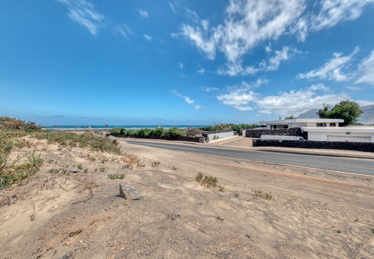 Casa en  Famara - First Line of the Sea • Vista Mar • Playa 1 min