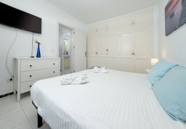 Ferienwohnung in Puerto del Carmen - Suite Helios - 500 m vom Strand, Glasfaser und Terrasse Ferienwohnung in Puerto del Carmen - Suite Helios - 500 m vom Strand, Glasfaser und Terrasse