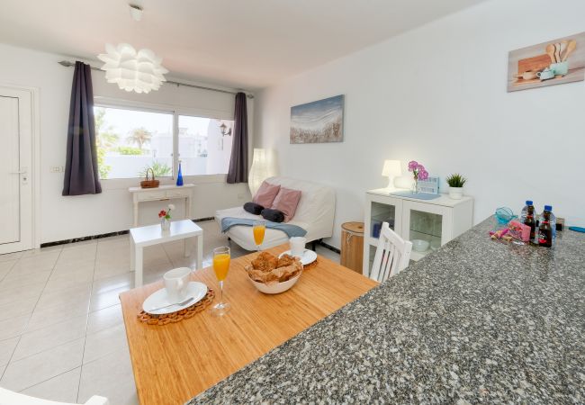 Ferienwohnung in Puerto del Carmen - Suite Helios - 500 m vom Strand, Glasfaser und Terrasse Ferienwohnung in Puerto del Carmen - Suite Helios - 500 m vom Strand, Glasfaser und Terrasse